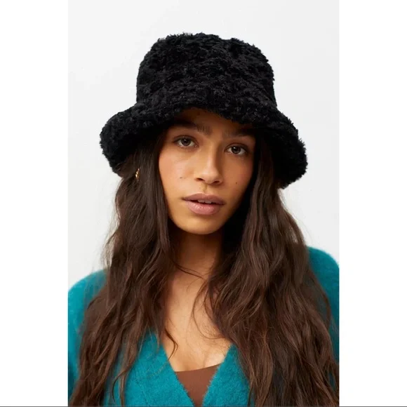 Urban Outfitters | Accessories | Nwt Lilee Faux Fur Bucket  display picture 1